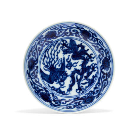 A RARE BLUE AND WHITE `DRAGON AND PHOENIX’ DISH - фото 1