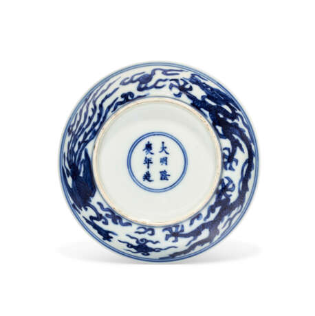 A RARE BLUE AND WHITE `DRAGON AND PHOENIX’ DISH - фото 2