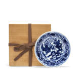 A RARE BLUE AND WHITE `DRAGON AND PHOENIX’ DISH - фото 3