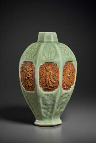 A RARE AND IMPORTANT MOLDED AND BISCUIT-RESERVED LONGQUAN CELADON OCTAGONAL VASE, MEIPING - Foto 5
