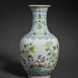 A FINELY ENAMELED FAMILLE ROSE TURQUOISE-GROUND VASE - Foto 1