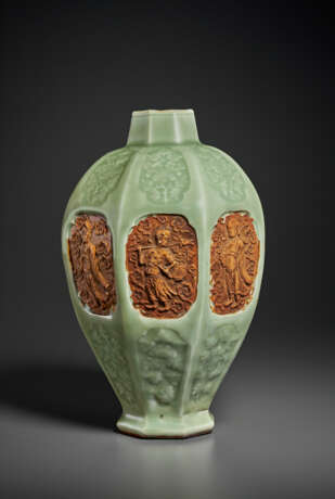 A RARE AND IMPORTANT MOLDED AND BISCUIT-RESERVED LONGQUAN CELADON OCTAGONAL VASE, MEIPING - photo 7