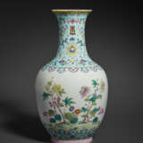 A FINELY ENAMELED FAMILLE ROSE TURQUOISE-GROUND VASE - Foto 2
