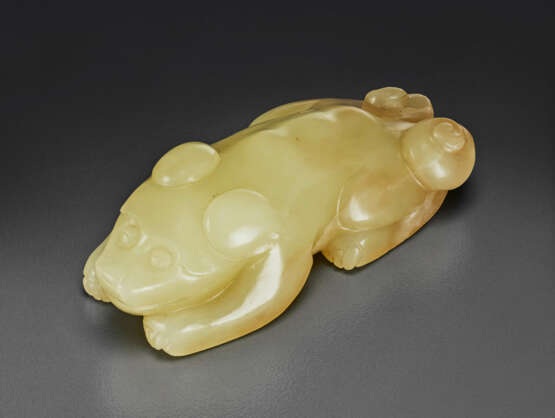 A PALE YELLOW JADE FIGURE OF A RECUMBENT DOG - Foto 1