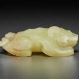 A PALE YELLOW JADE FIGURE OF A RECUMBENT DOG - Foto 2
