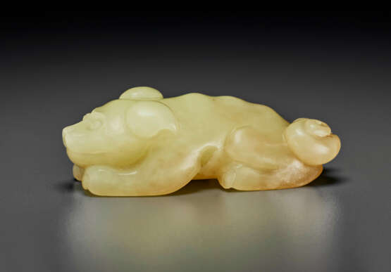 A PALE YELLOW JADE FIGURE OF A RECUMBENT DOG - photo 3