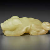 A PALE YELLOW JADE FIGURE OF A RECUMBENT DOG - photo 3