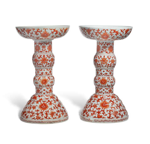 A PAIR OF IRON RED-DECORATED ALTAR PEDESTAL DISHES - Foto 1