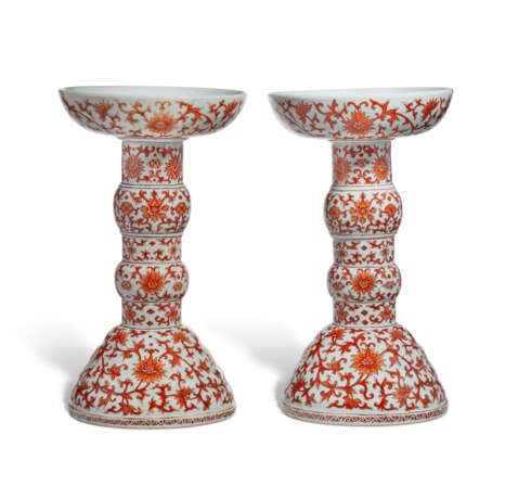 A PAIR OF IRON RED-DECORATED ALTAR PEDESTAL DISHES - Foto 2