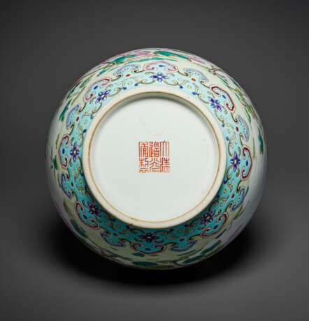 A FINELY ENAMELED FAMILLE ROSE TURQUOISE-GROUND VASE - Foto 3