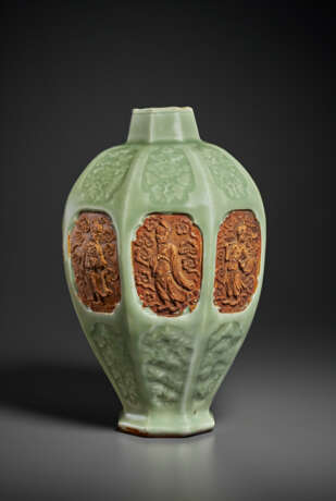 A RARE AND IMPORTANT MOLDED AND BISCUIT-RESERVED LONGQUAN CELADON OCTAGONAL VASE, MEIPING - фото 9