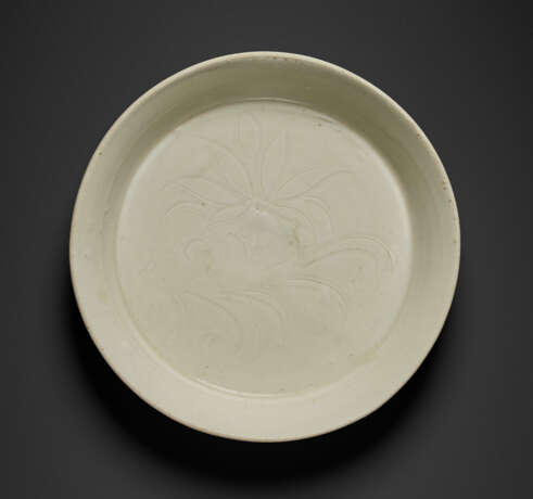 A SMALL CARVED DING CARVED DISH - фото 1