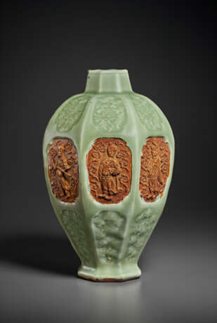 A RARE AND IMPORTANT MOLDED AND BISCUIT-RESERVED LONGQUAN CELADON OCTAGONAL VASE, MEIPING - photo 11