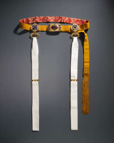 A YELLOW SILK BELT WITH HARDSTONE-INSET, PEARL AND GILT-METAL REPOUSSE BELT BUCKLE AND BELT SLIDES - фото 1