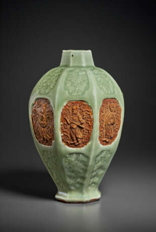 A RARE AND IMPORTANT MOLDED AND BISCUIT-RESERVED LONGQUAN CELADON OCTAGONAL VASE, MEIPING - photo 12