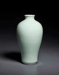 A RARE CELADON-GLAZED VASE, MEIPING