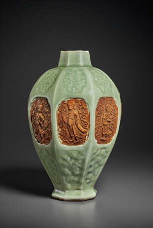 A RARE AND IMPORTANT MOLDED AND BISCUIT-RESERVED LONGQUAN CELADON OCTAGONAL VASE, MEIPING - фото 15