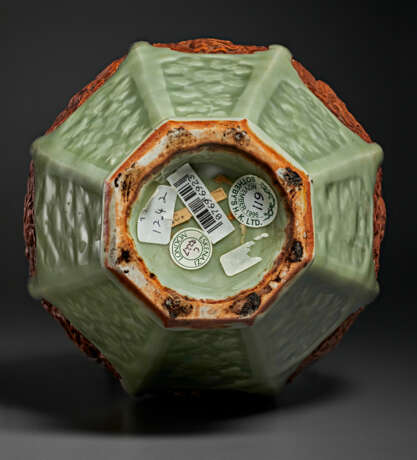 A RARE AND IMPORTANT MOLDED AND BISCUIT-RESERVED LONGQUAN CELADON OCTAGONAL VASE, MEIPING - photo 16
