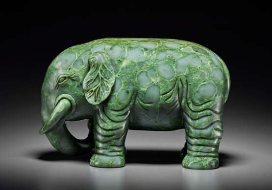 A SUPERB LARGE SPINACH-GREEN JADE FIGURE OF AN ELEPHANT - photo 2