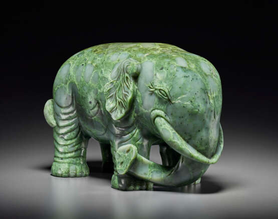 A SUPERB LARGE SPINACH-GREEN JADE FIGURE OF AN ELEPHANT - photo 3