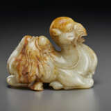 A FINELY CARVED PALE GREY AND RUSSET JADE FIGURE OF A RECUMBENT CAMEL - фото 2