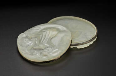 A SMALL WHITE JADE FLATTENED PEBBLE-SHAPED &#39;ELEPHANT’ BOX AND COVER