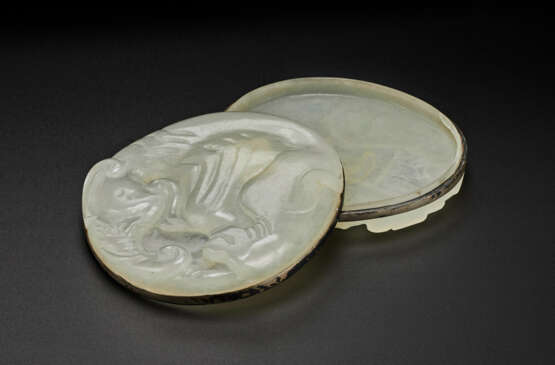A SMALL WHITE JADE FLATTENED PEBBLE-SHAPED `ELEPHANT’ BOX AND COVER - Foto 1