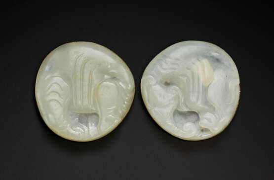 A SMALL WHITE JADE FLATTENED PEBBLE-SHAPED `ELEPHANT’ BOX AND COVER - фото 2