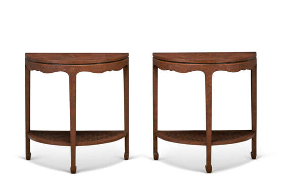 A PAIR OF POLYCHROME BROWN LACQUER DEMI-LUNE TABLES - Foto 1