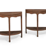 A PAIR OF POLYCHROME BROWN LACQUER DEMI-LUNE TABLES - Foto 2