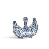 A BLUE AND WHITE CRESCENT-SHAPED FLASK - photo 2