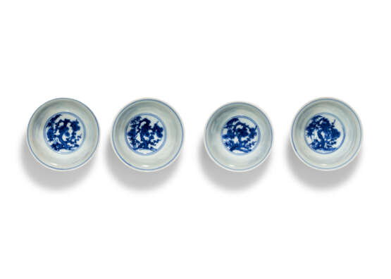 A SET OF FOUR BLUE AND WHITE CUPS - photo 2