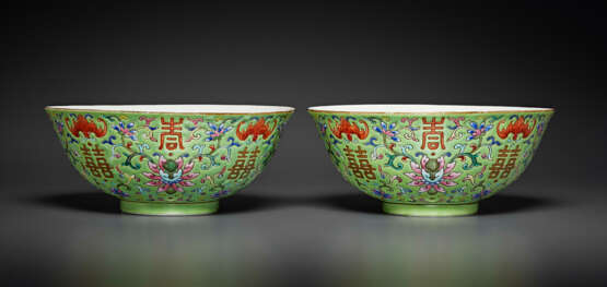 A PAIR OF FAMILLE ROSE LIME-GREEN-GROUND BOWLS - фото 2