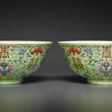 A PAIR OF FAMILLE ROSE LIME-GREEN-GROUND BOWLS - Foto 2