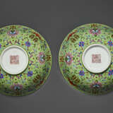 A PAIR OF FAMILLE ROSE LIME-GREEN-GROUND BOWLS - фото 3