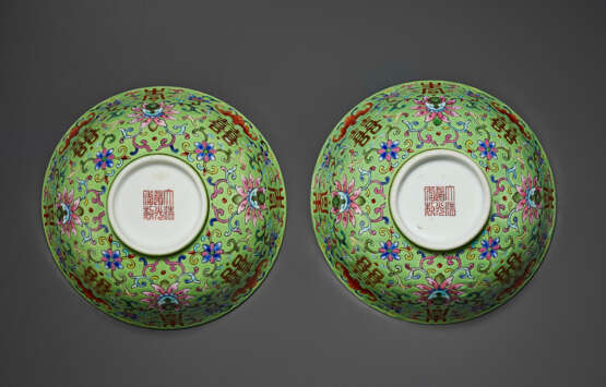 A PAIR OF FAMILLE ROSE LIME-GREEN-GROUND BOWLS - photo 3