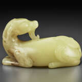 A PALE YELLOW JADE FIGURE OF A RECUMBENT MYTHICAL BEAST - Foto 1