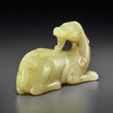 A PALE YELLOW JADE FIGURE OF A RECUMBENT MYTHICAL BEAST - фото 3