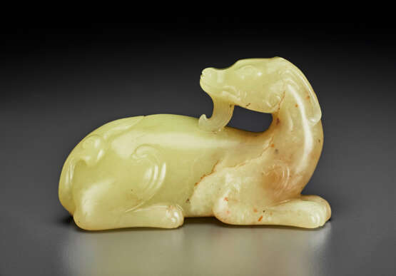 A PALE YELLOW JADE FIGURE OF A RECUMBENT MYTHICAL BEAST - Foto 4