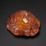 A SMALL CARVED AMBER MAGNOLIA-FORM WATER POT - фото 3