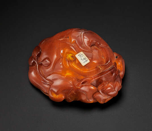 A SMALL CARVED AMBER MAGNOLIA-FORM WATER POT - фото 3