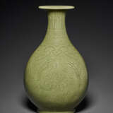 AN UNUSUAL CARVED CELADON-GLAZED CARVED PEAR-SHAPED VASE, YUHUCHUNPING - photo 1
