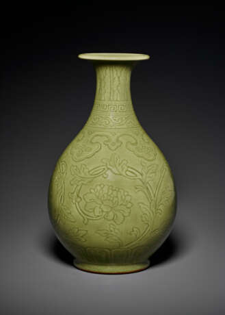 AN UNUSUAL CARVED CELADON-GLAZED CARVED PEAR-SHAPED VASE, YUHUCHUNPING - photo 2