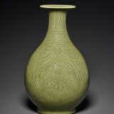 AN UNUSUAL CARVED CELADON-GLAZED CARVED PEAR-SHAPED VASE, YUHUCHUNPING - Foto 2