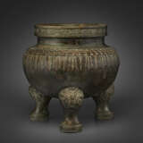 A LARGE DATED BRONZE TRIPOD CENSER - Foto 1