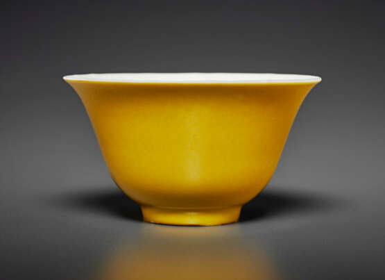 A LEMON-YELLOW-GLAZED WINE CUP - photo 1