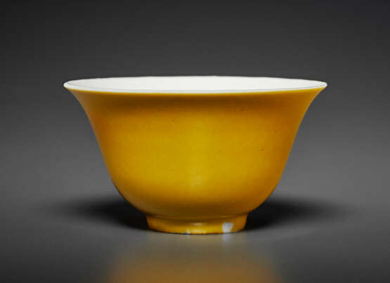 A LEMON-YELLOW-GLAZED WINE CUP - фото 2