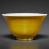 A LEMON-YELLOW-GLAZED WINE CUP - Foto 2