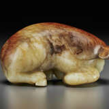 A PALE BEIGE AND RUSSET JADE FIGURE OF A RECUMBENT HORSE - photo 5