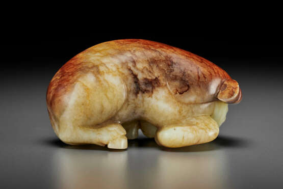 A PALE BEIGE AND RUSSET JADE FIGURE OF A RECUMBENT HORSE - photo 6